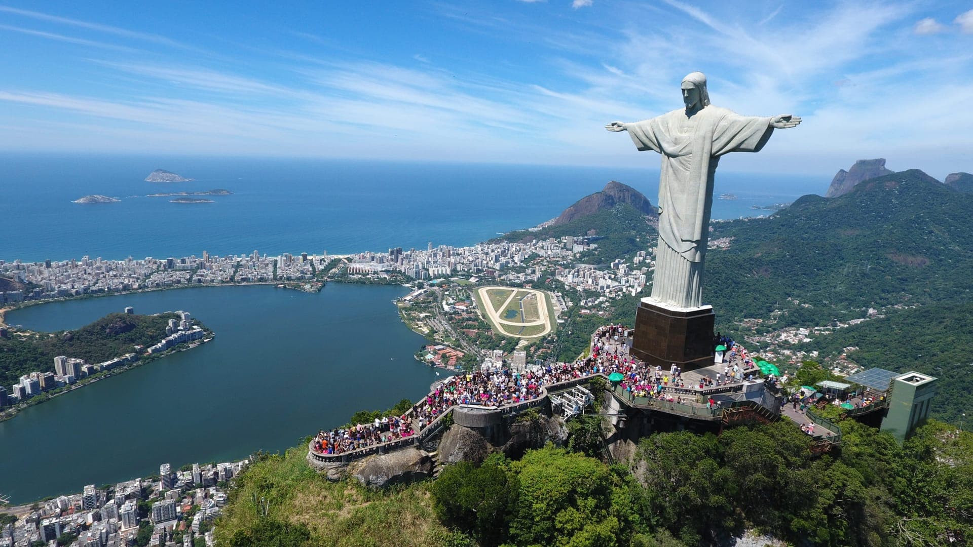 Vista aérea do Rio de Janeiro com o Cristo Redentor no alto do Corcovado, a Lagoa Rodrigo de Freitas e as praias ao fundo